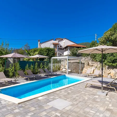 With Pool And Garage In Marealto شقة *