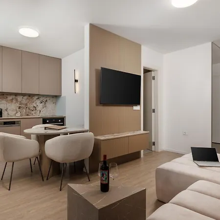 With Pool And Garage In Marealto شقة