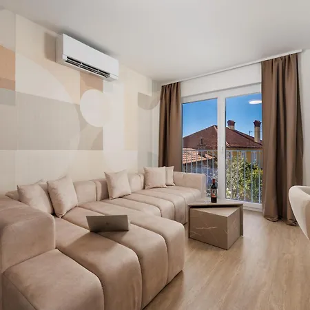 Appartement With Pool And Garage In Marealto