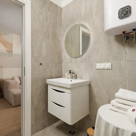 With Pool And Garage In Marealto شقة