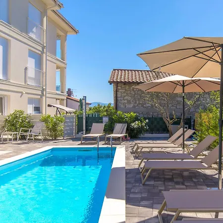 شقة With Pool And Garage In Marealto *