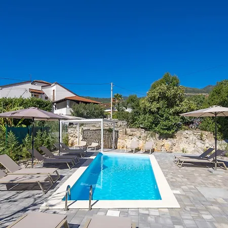 With Pool And Garage In Marealto Ičići
