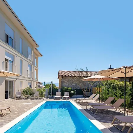 شقة With Pool And Garage In Marealto *